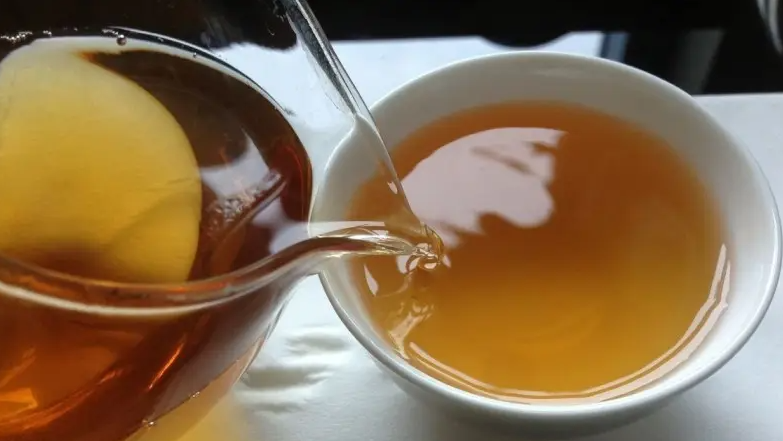 普洱茶不仅能单独冲泡喝，还能和蜂蜜一起喝，但是有注意事项